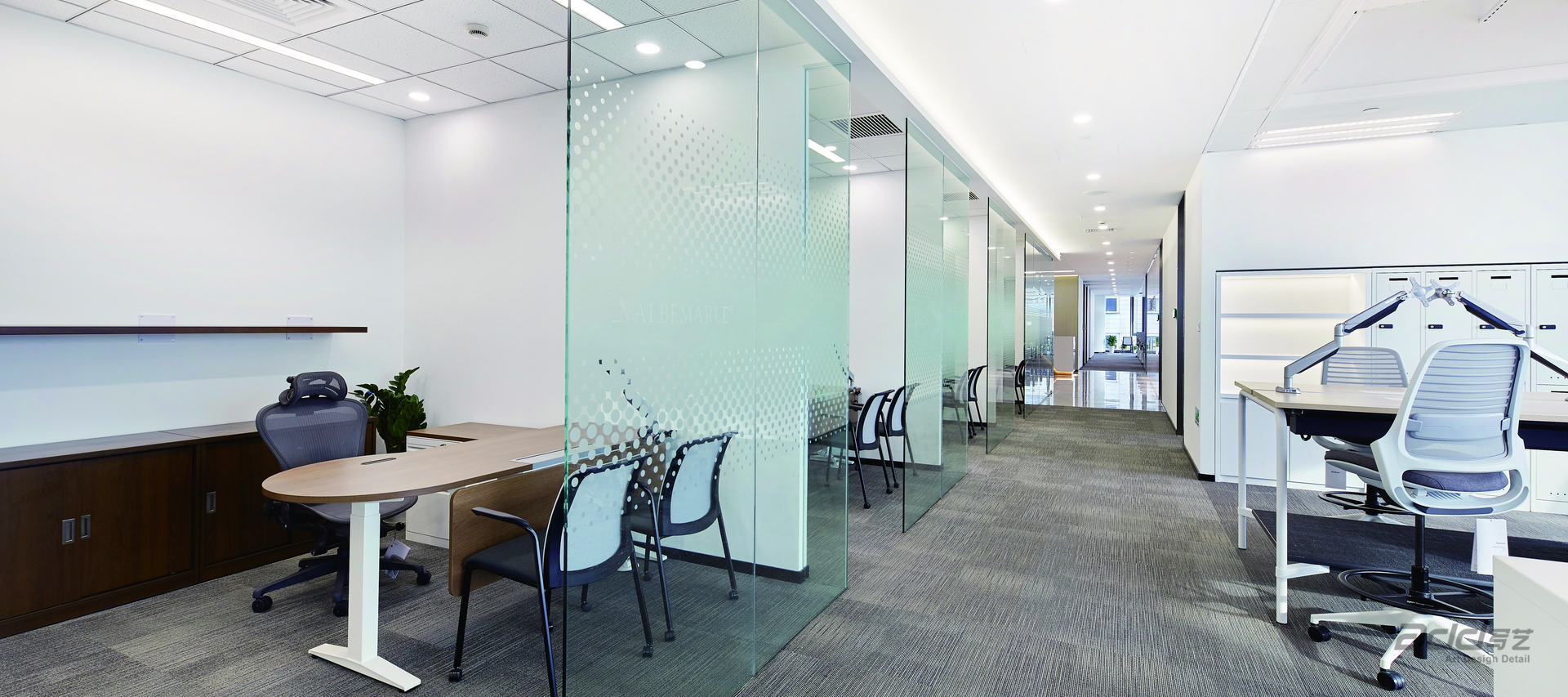 雅?；まk公室裝修-辦公區(qū)玻璃隔斷-pc